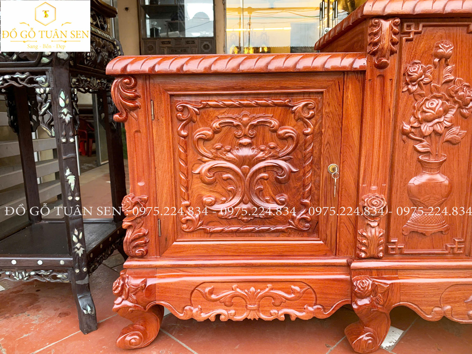 Thông tin kích thước kệ tivi chạm hoa hồng 